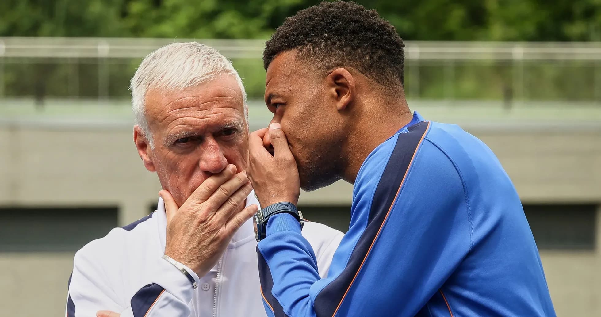 Entraîneur discutant avec un joueur pendant l'entraînement Entraîneur discutant avec un joueur pendant l'entraînement