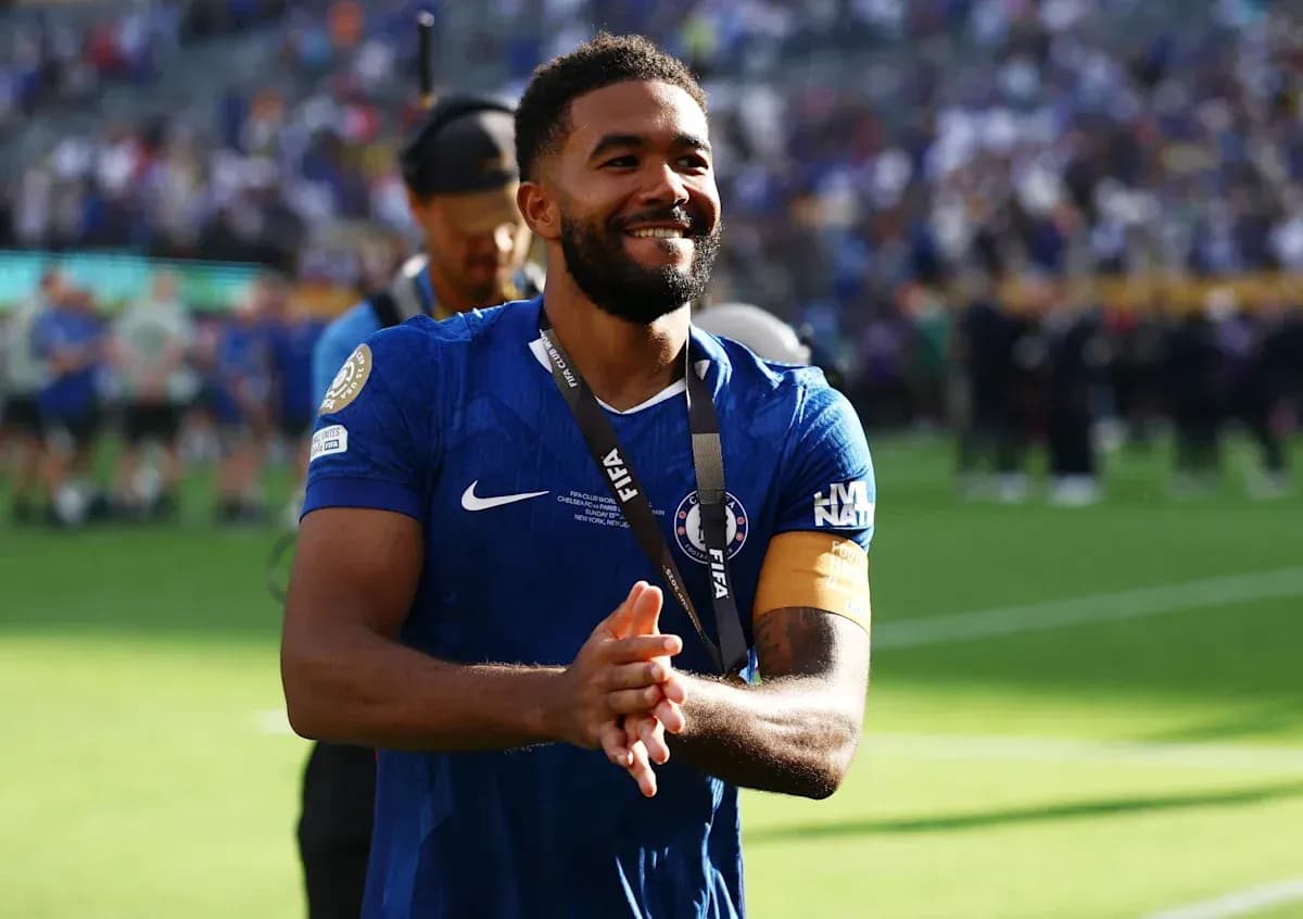 Joueur de Chelsea applaudissant après le match Joueur de Chelsea applaudissant après le match