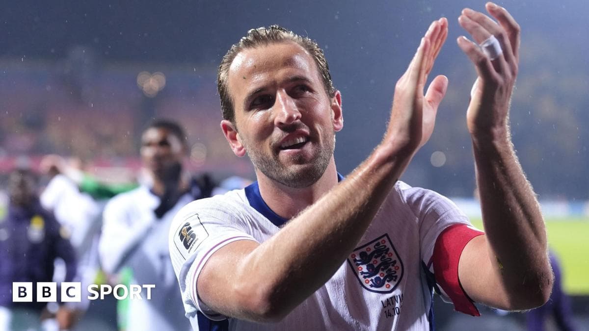 Joueur anglais applaudit les supporters après le match Joueur anglais applaudit les supporters après le match