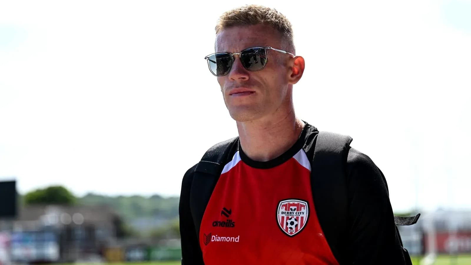 Joueur de Derry City portant des lunettes de soleil Joueur de Derry City portant des lunettes de soleil