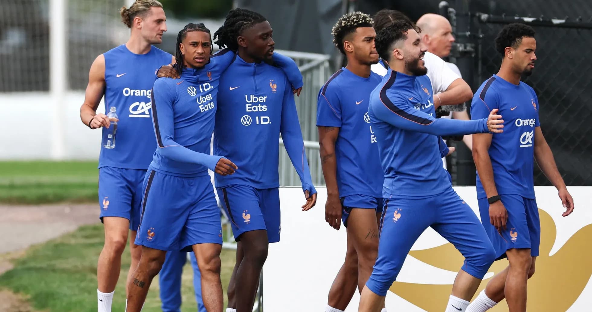 Joueurs de l'équipe de France marchant ensemble à l'entraînement Joueurs de l'équipe de France marchant ensemble à l'entraînement