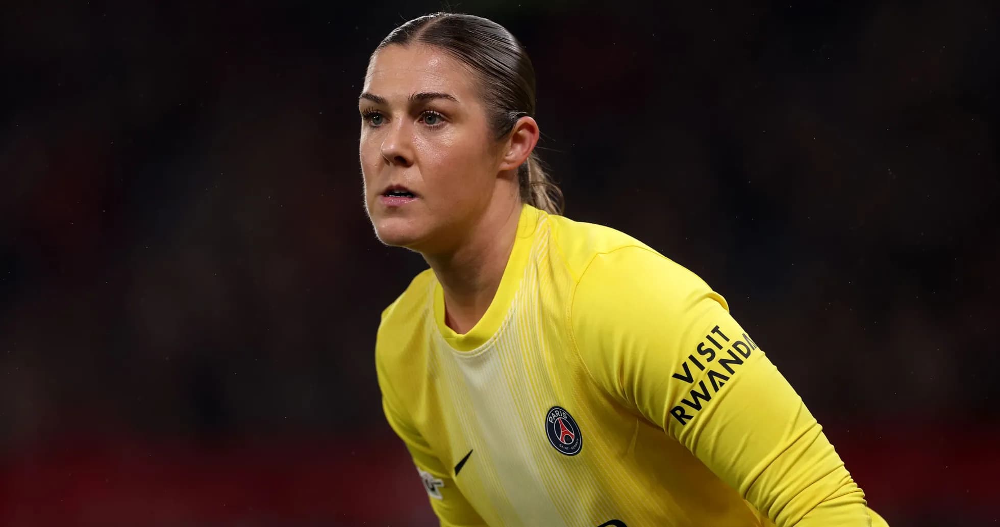 Gardienne de but en tenue jaune pendant un match Gardienne de but en tenue jaune pendant un match