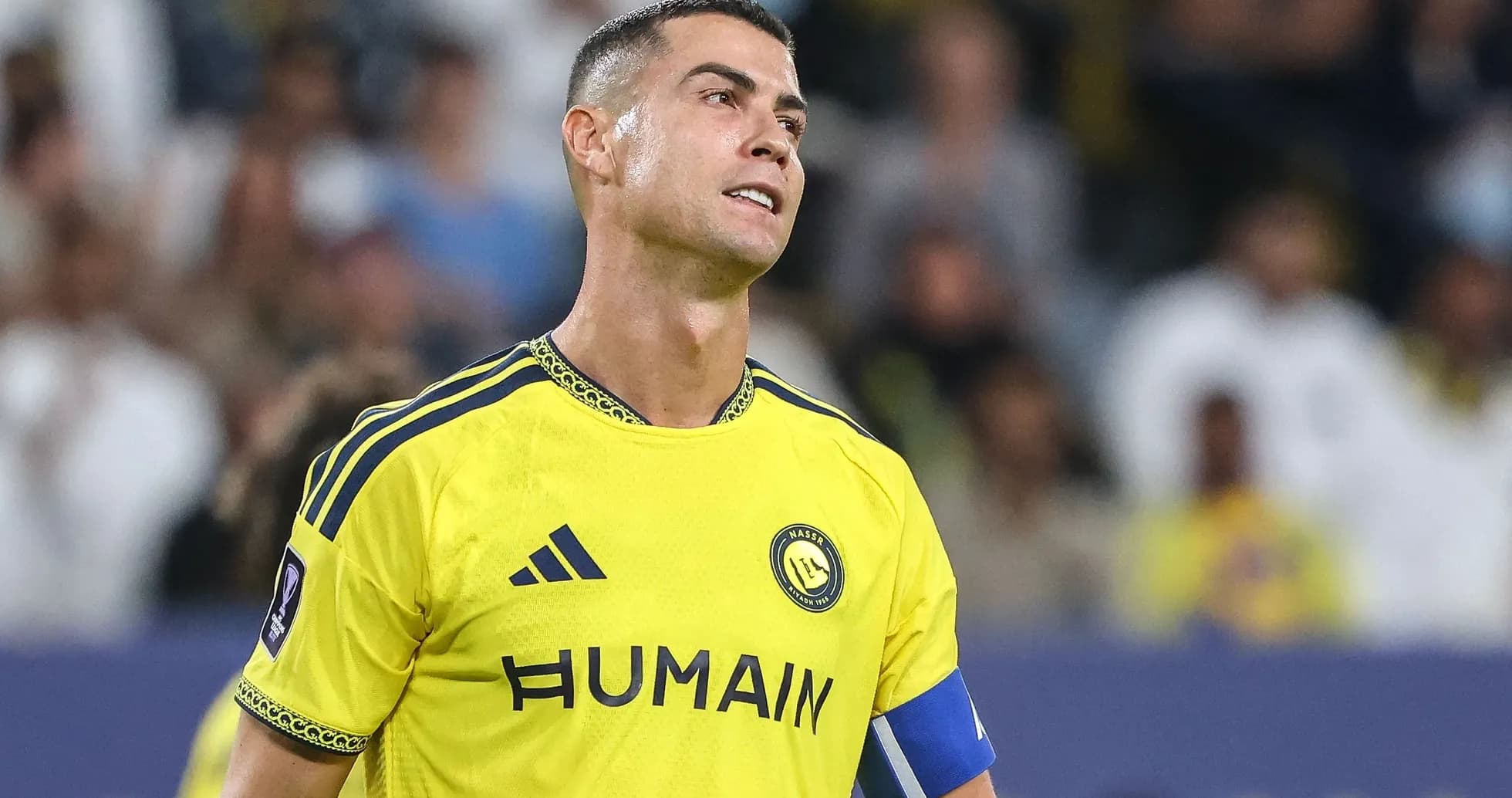 Joueur avec maillot jaune sur le terrain de football Joueur avec maillot jaune sur le terrain de football