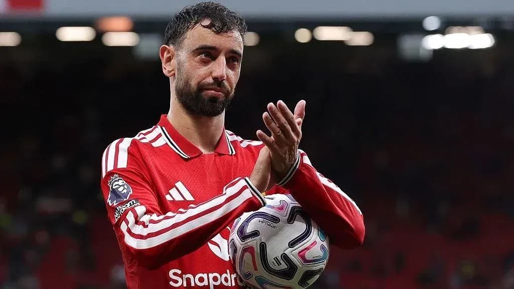 Joueur applaudissant avec un ballon au stade Joueur applaudissant avec un ballon au stade