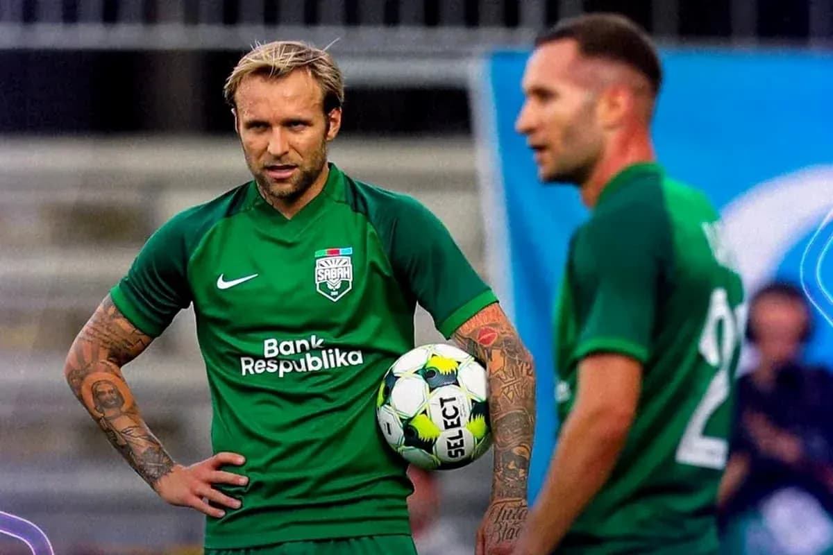 Joueurs de Sabah FA avec un ballon de football Joueurs de Sabah FA avec un ballon de football