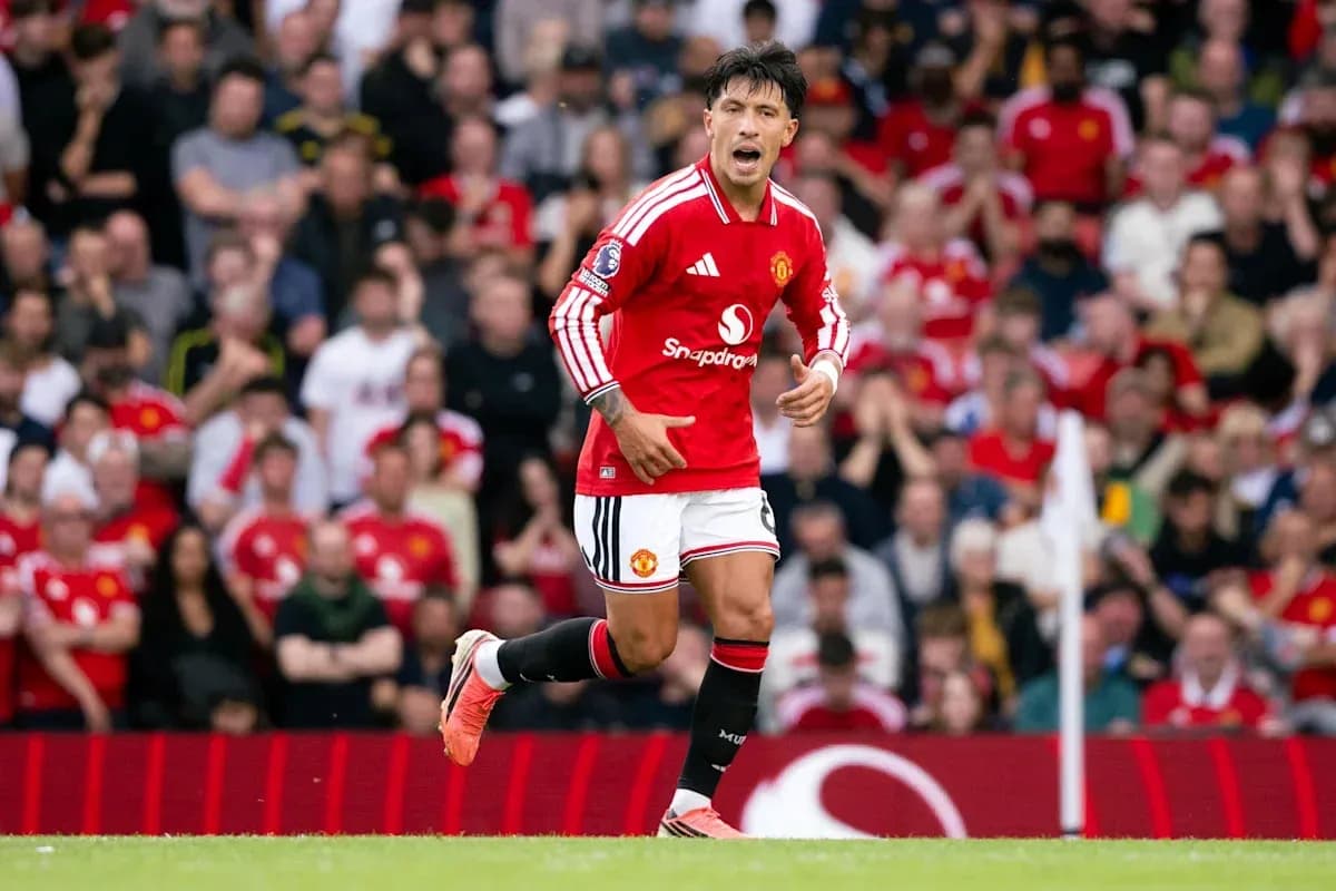 Joueur de Manchester United célébrant une action sur le terrain Joueur de Manchester United célébrant une action sur le terrain