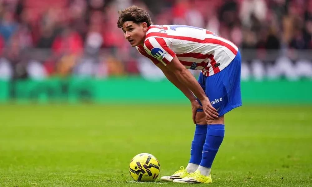 Joueur de l'Atlético Madrid se préparant pour un coup franc Joueur de l'Atlético Madrid se préparant pour un coup franc