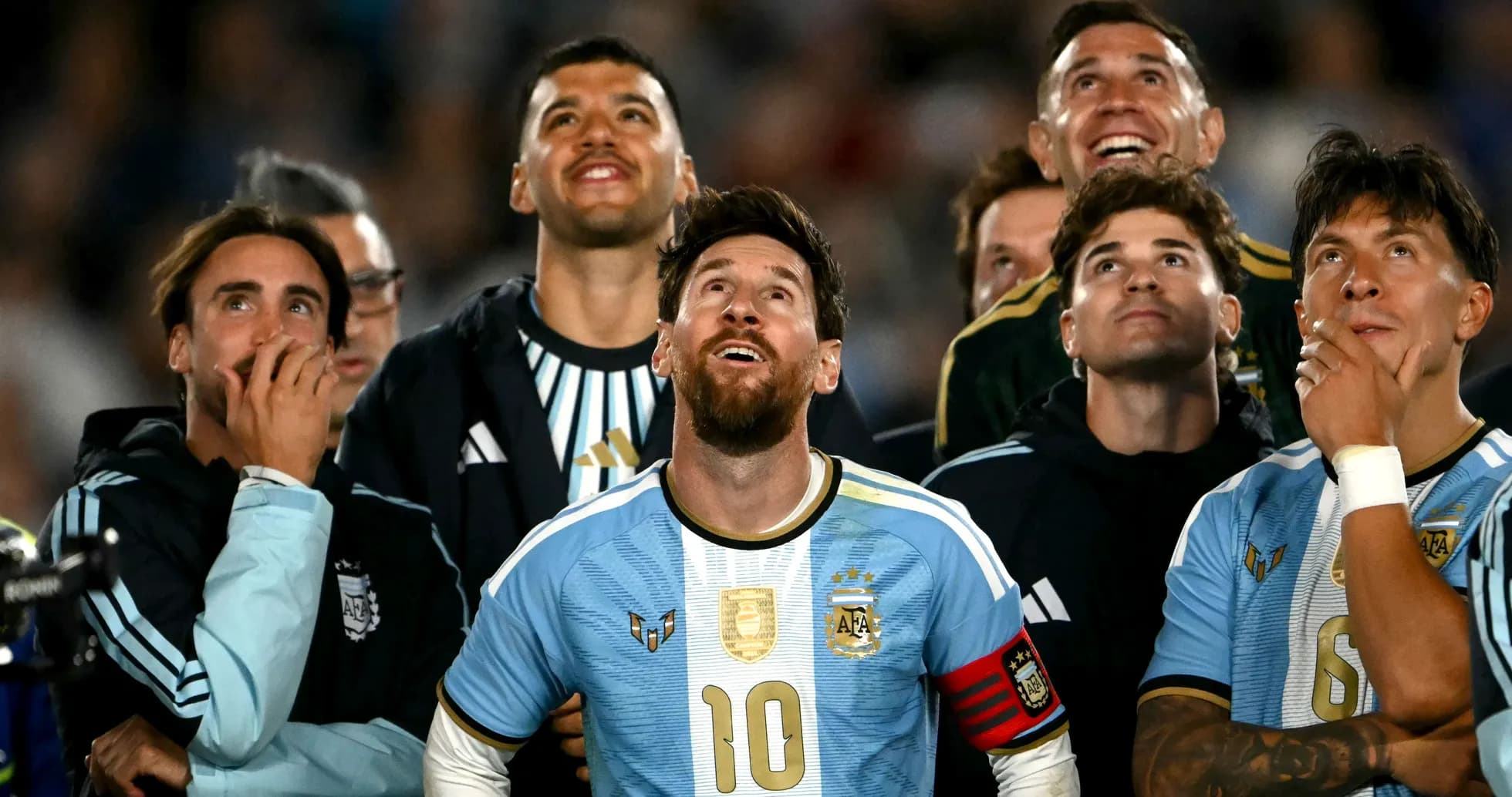 Joueurs argentins regardant vers le haut ensemble Joueurs argentins regardant vers le haut ensemble