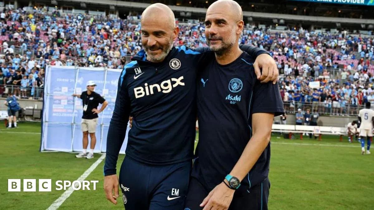 Deux entraîneurs se félicitant sur le terrain Deux entraîneurs se félicitant sur le terrain