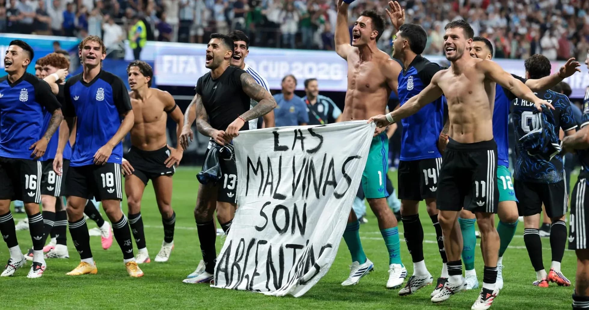 Joueurs argentins célébrant avec une banderole Joueurs argentins célébrant avec une banderole