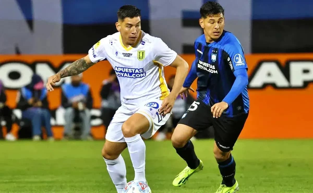Deux joueurs en compétition lors d'un match de football Deux joueurs en compétition lors d'un match de football