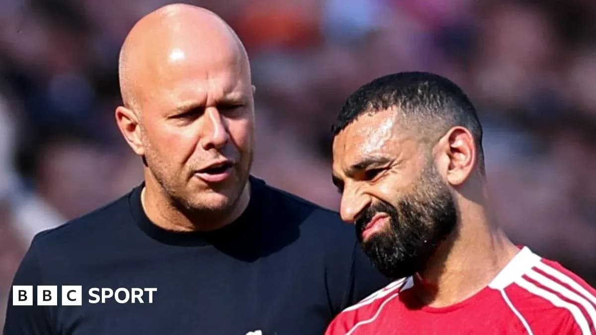 Entraîneur discutant avec joueur sur le terrain Entraîneur discutant avec joueur sur le terrain