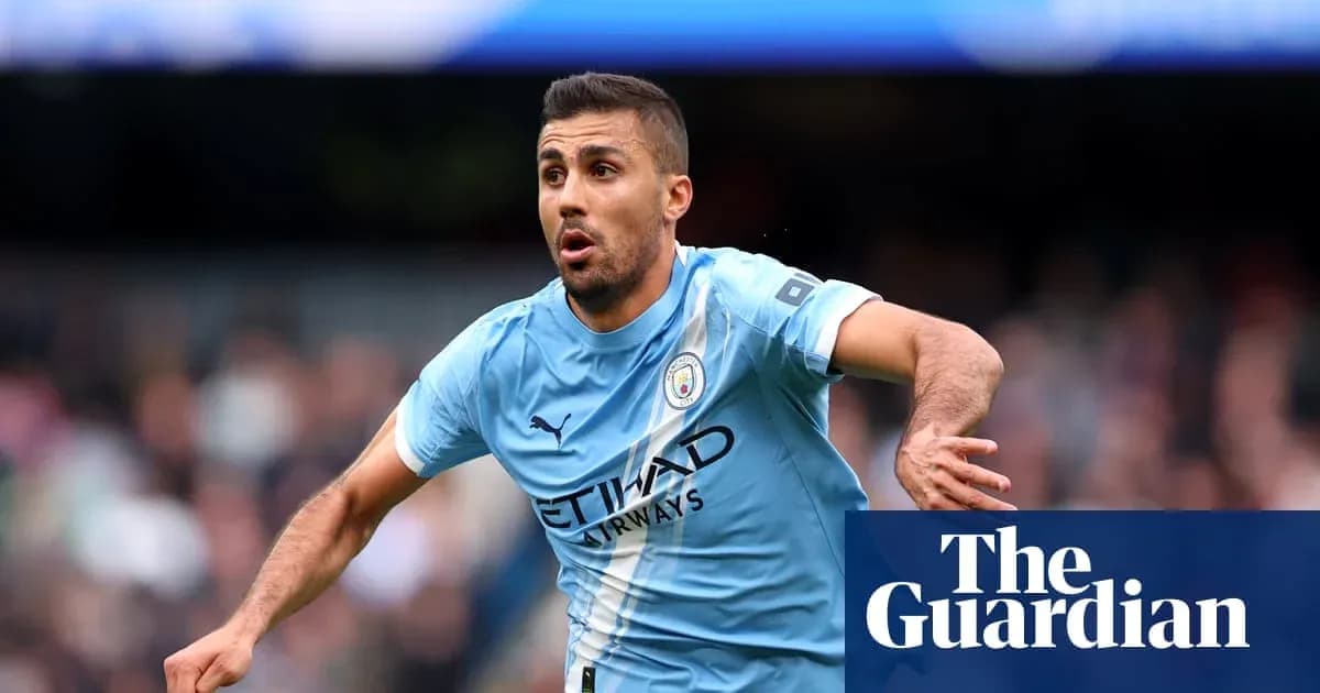 Joueur de Manchester City courant sur le terrain Joueur de Manchester City courant sur le terrain