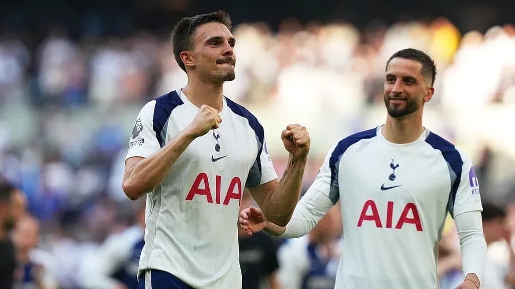 Joueurs de Tottenham célébrant une victoire Joueurs de Tottenham célébrant une victoire
