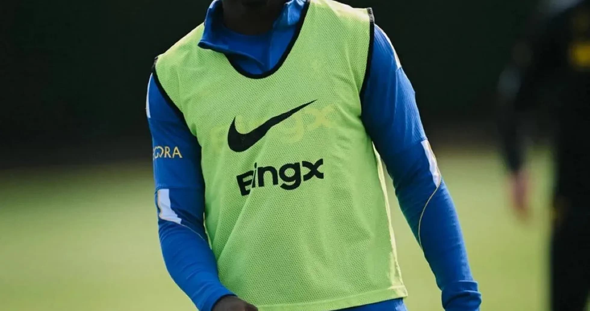 Joueur en entraînement avec gilet de survêtement Joueur en entraînement avec gilet de survêtement