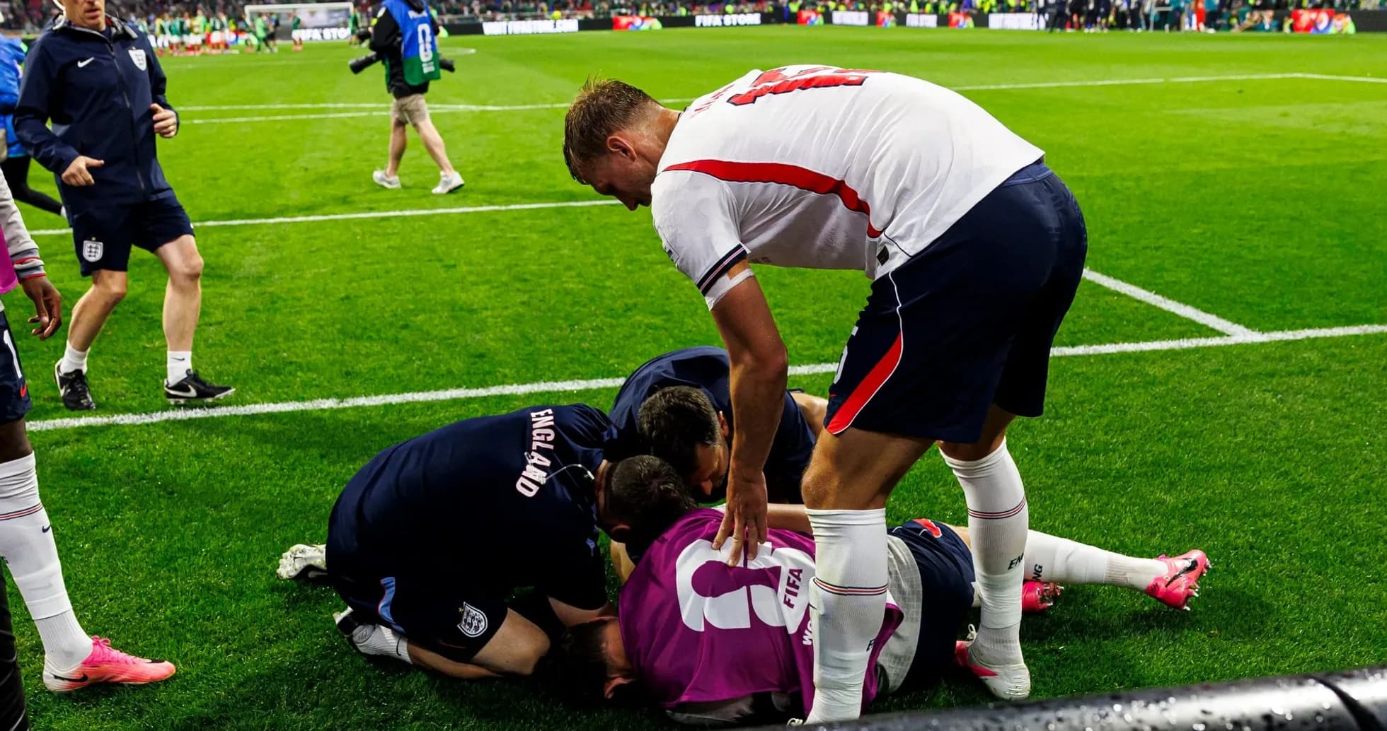 Joueurs et staff entourant un gardien blessé Joueurs et staff entourant un gardien blessé