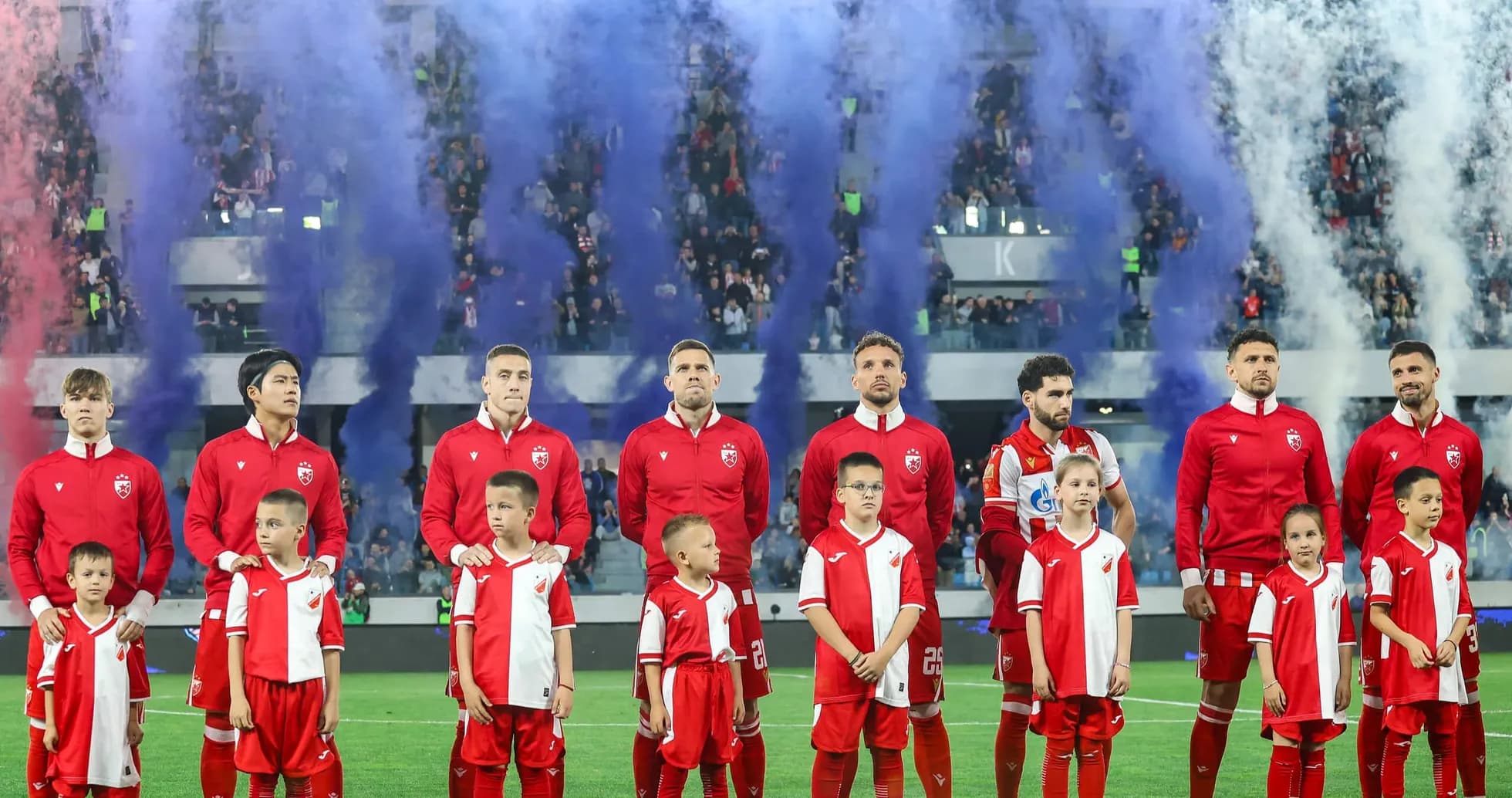 Joueurs de FK Crvena Zvezda avant le match Joueurs de FK Crvena Zvezda avant le match