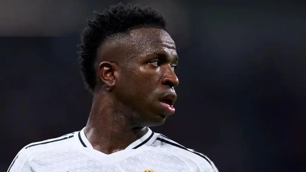Joueur de football en maillot blanc sur le terrain Joueur de football en maillot blanc sur le terrain