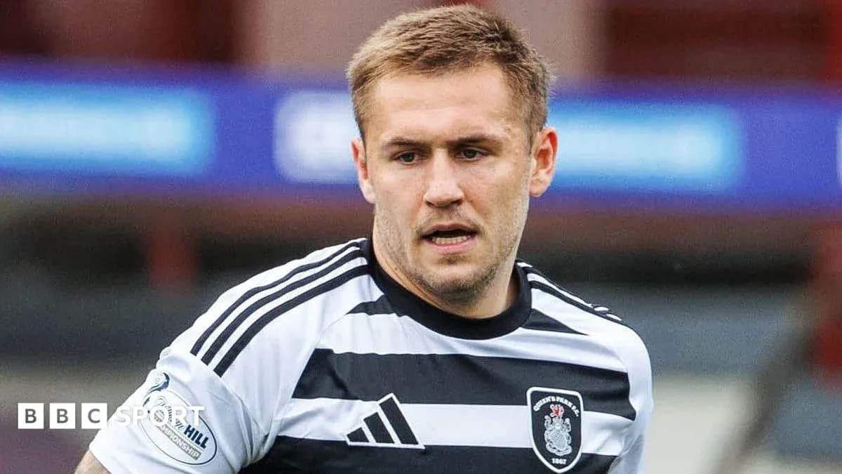 Joueur de football en maillot noir et blanc Joueur de football en maillot noir et blanc