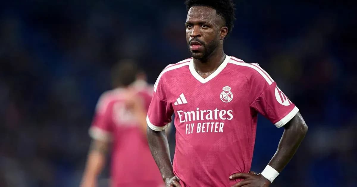Joueur du Real Madrid en tenue rose sur le terrain Joueur du Real Madrid en tenue rose sur le terrain