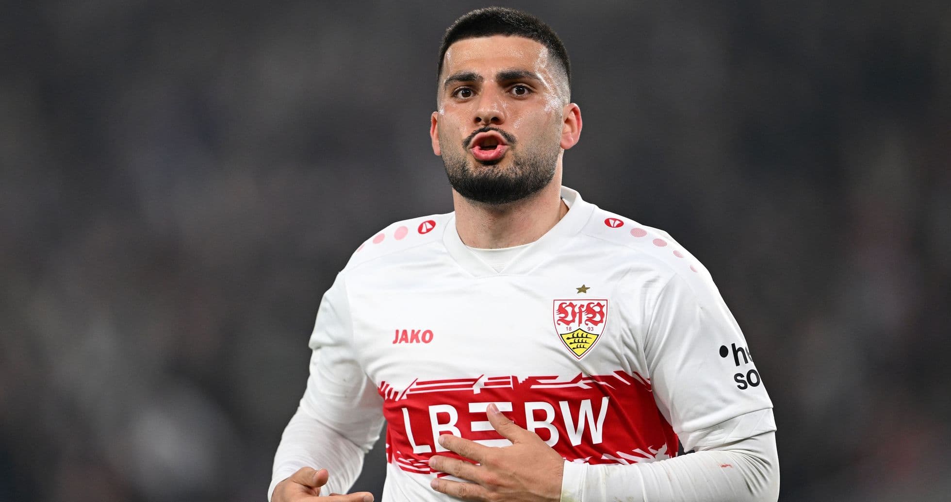Joueur du VfB Stuttgart s'exprimant sur le terrain Joueur du VfB Stuttgart s'exprimant sur le terrain