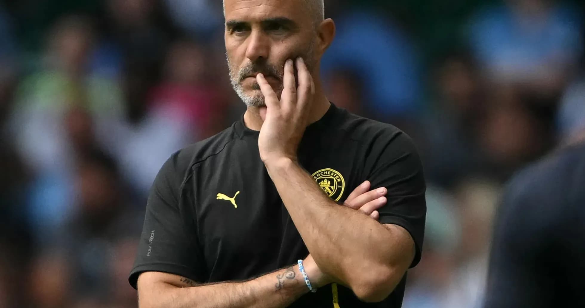 Entraîneur observant le match avec une expression pensive Entraîneur observant le match avec une expression pensive