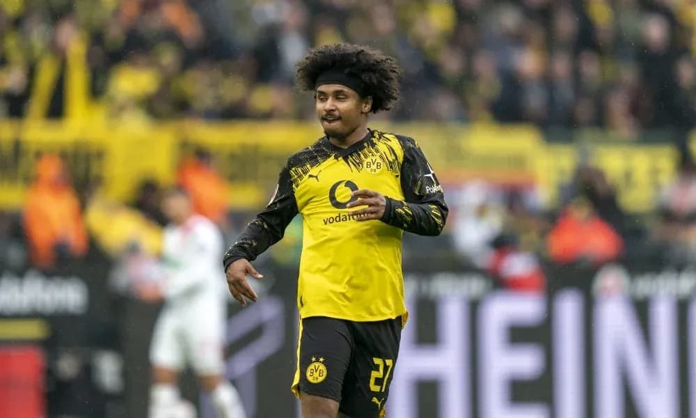Joueur de Borussia Dortmund célébrant un moment de jeu Joueur de Borussia Dortmund célébrant un moment de jeu