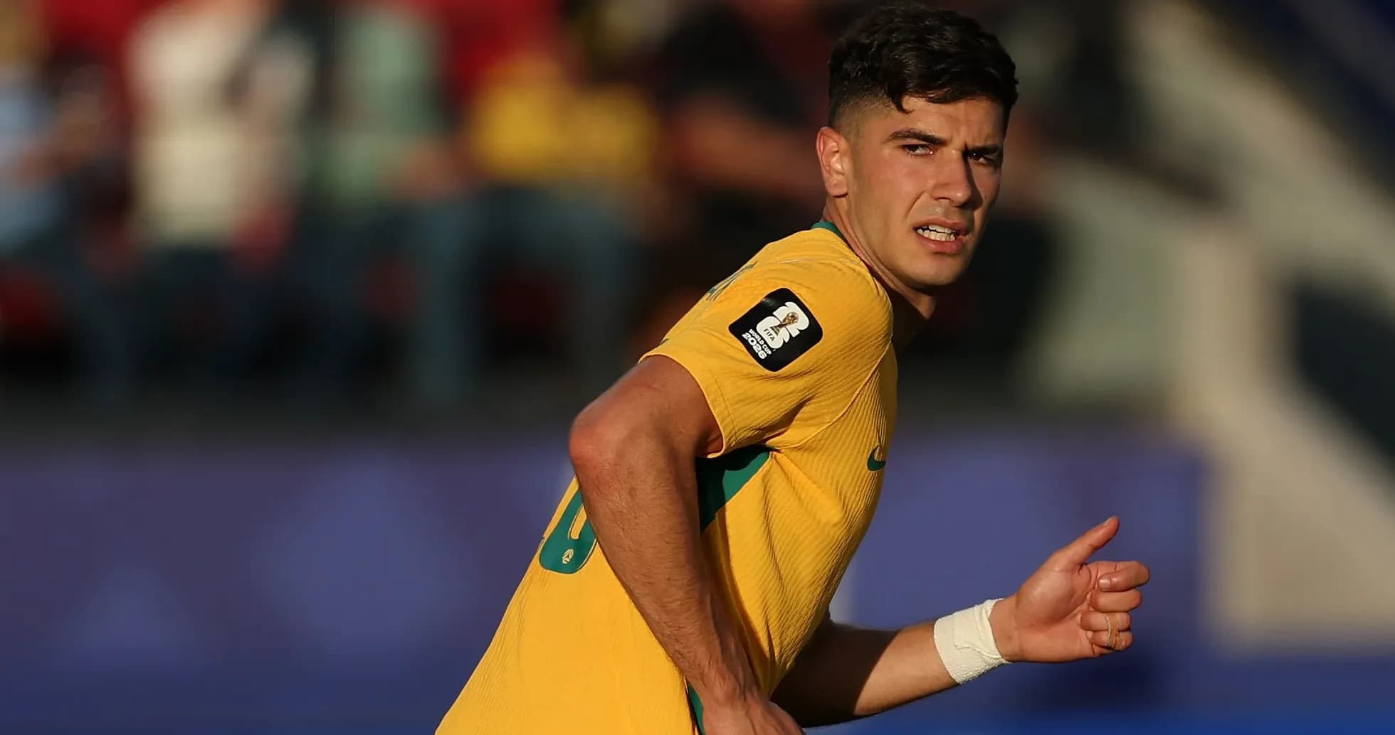 Joueur australien courant sur le terrain de football Joueur australien courant sur le terrain de football