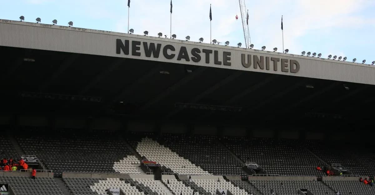 Stade de Newcastle United avec sièges vides Stade de Newcastle United avec sièges vides