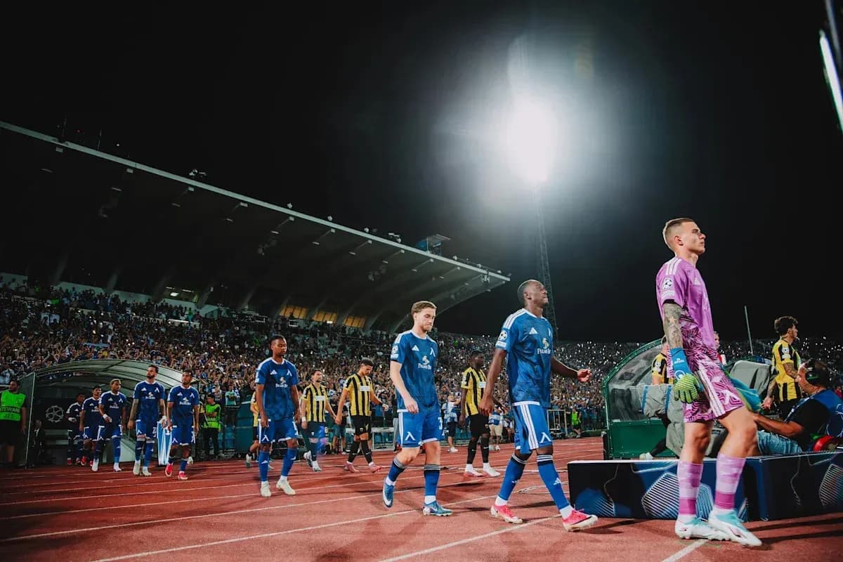 Joueurs de Levski Sofia entrant sur le terrain Joueurs de Levski Sofia entrant sur le terrain