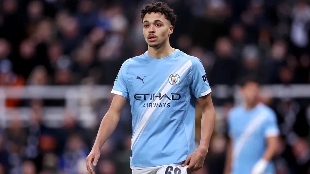 Joueur de Manchester City sur le terrain pendant un match Joueur de Manchester City sur le terrain pendant un match