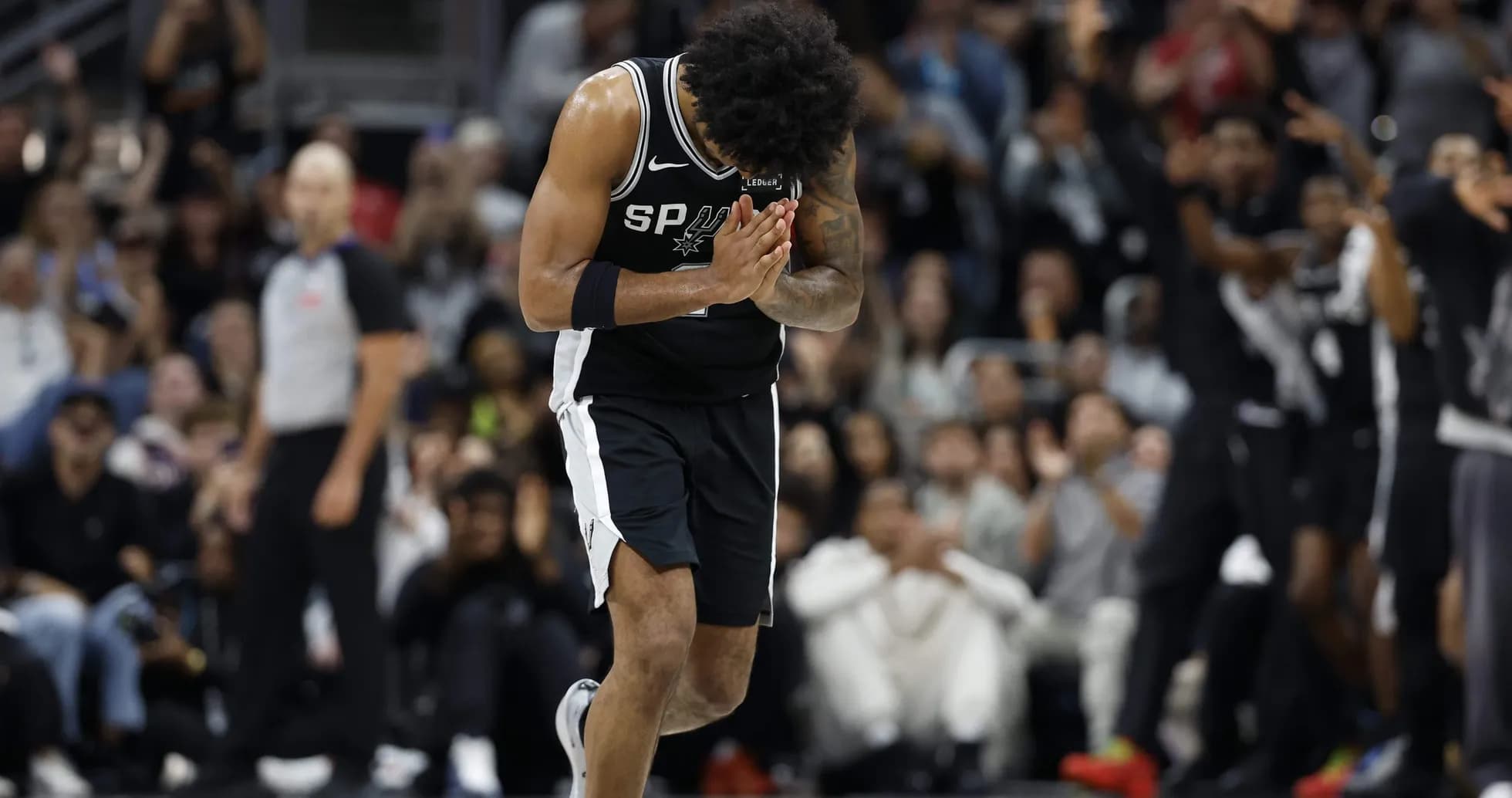 Joueur des Spurs s'inclinant sur le terrain Joueur des Spurs s'inclinant sur le terrain