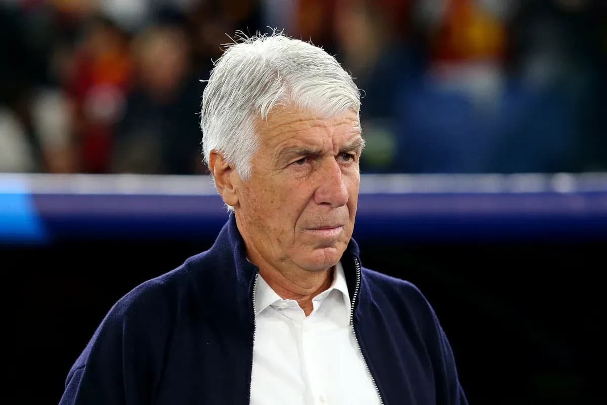 Entraîneur observant le match depuis la ligne de touche Entraîneur observant le match depuis la ligne de touche