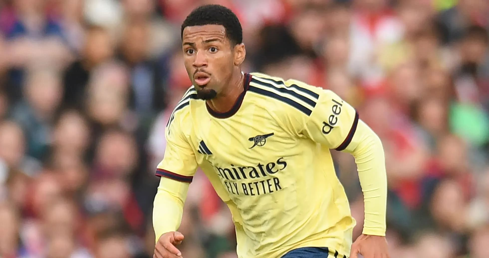 Joueur d'Arsenal courant sur le terrain Joueur d'Arsenal courant sur le terrain