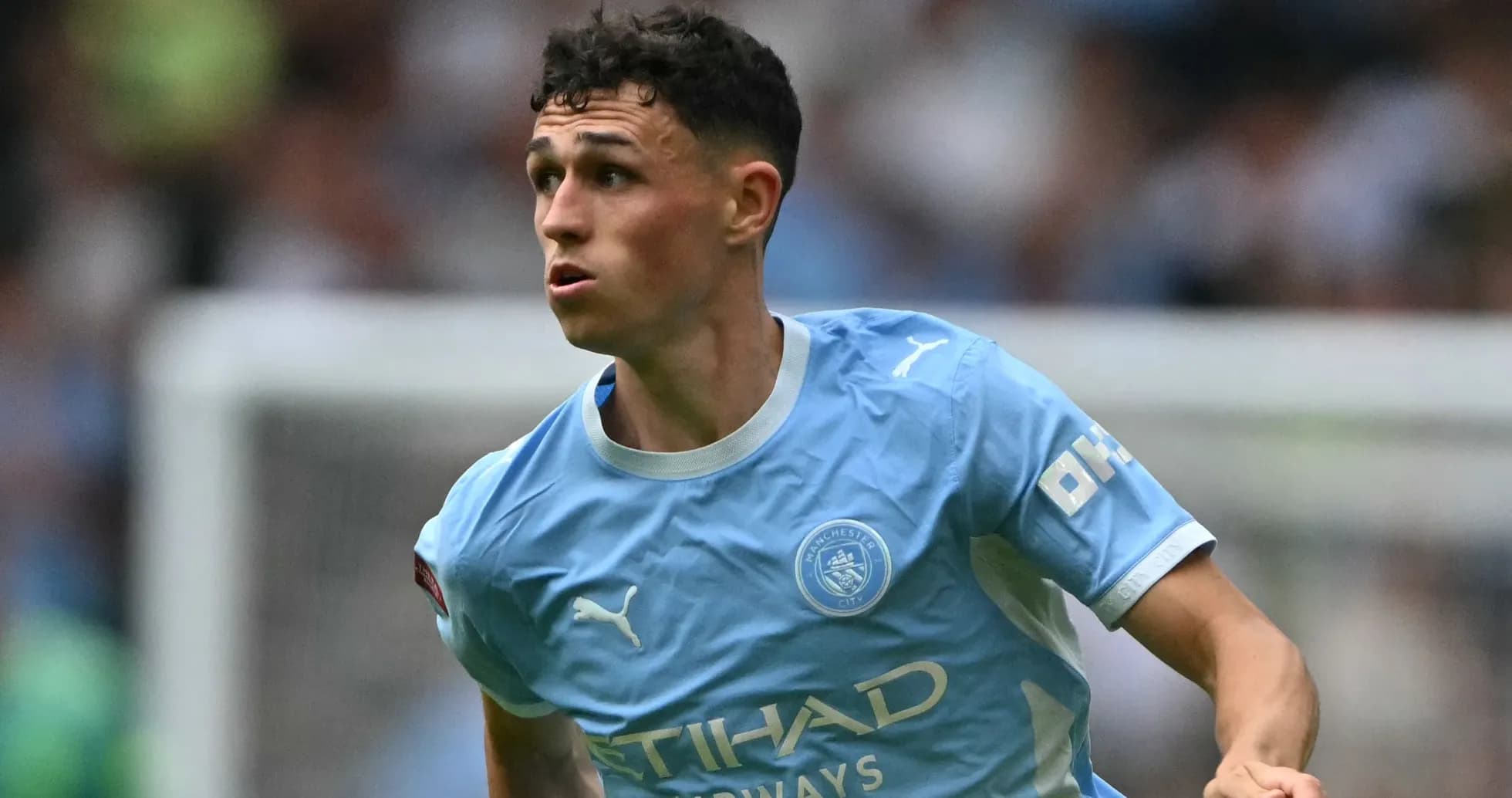 Joueur de Manchester City courant sur le terrain Joueur de Manchester City courant sur le terrain