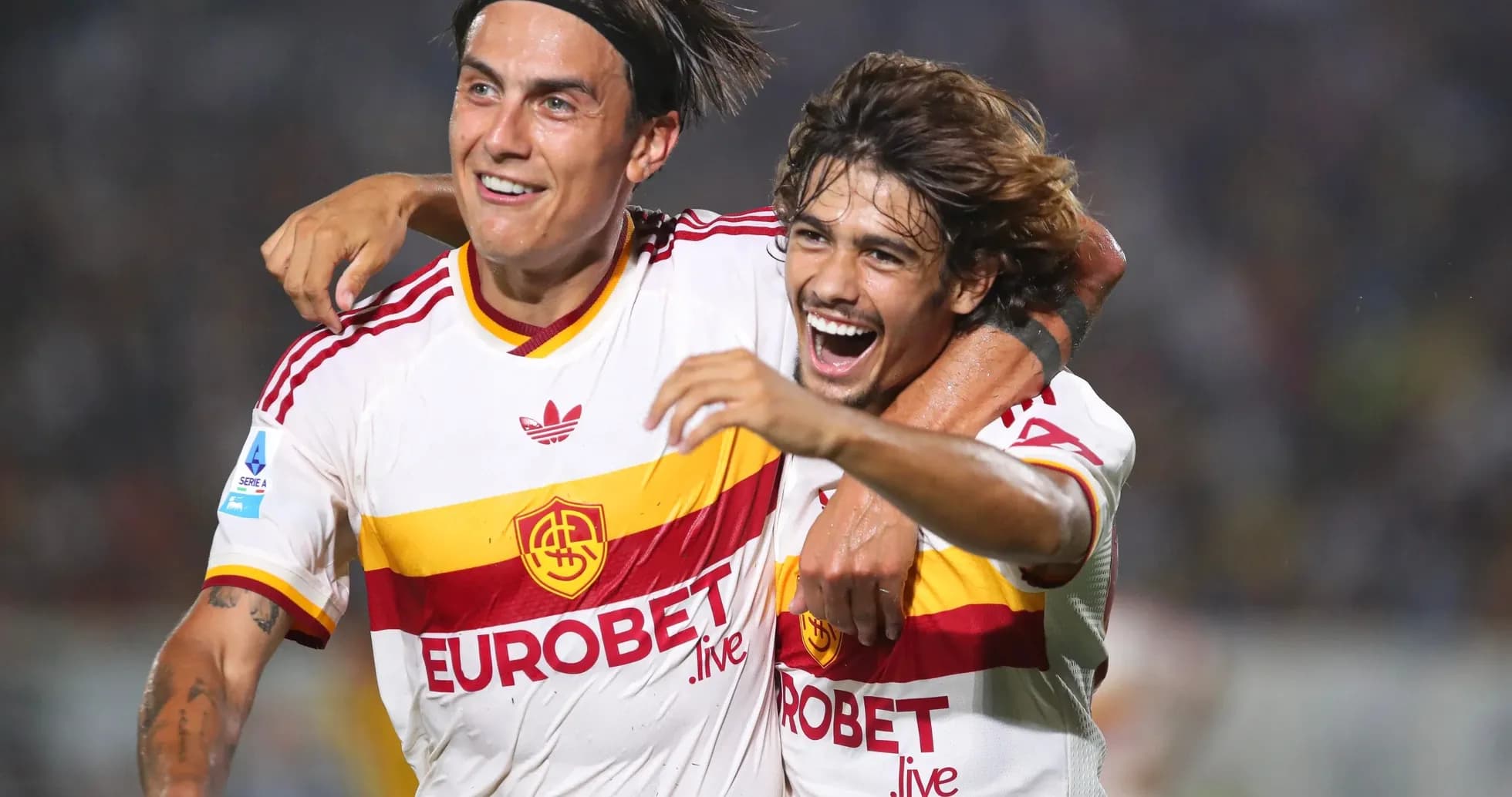 Deux joueurs de l'AS Roma célébrant un but Deux joueurs de l'AS Roma célébrant un but