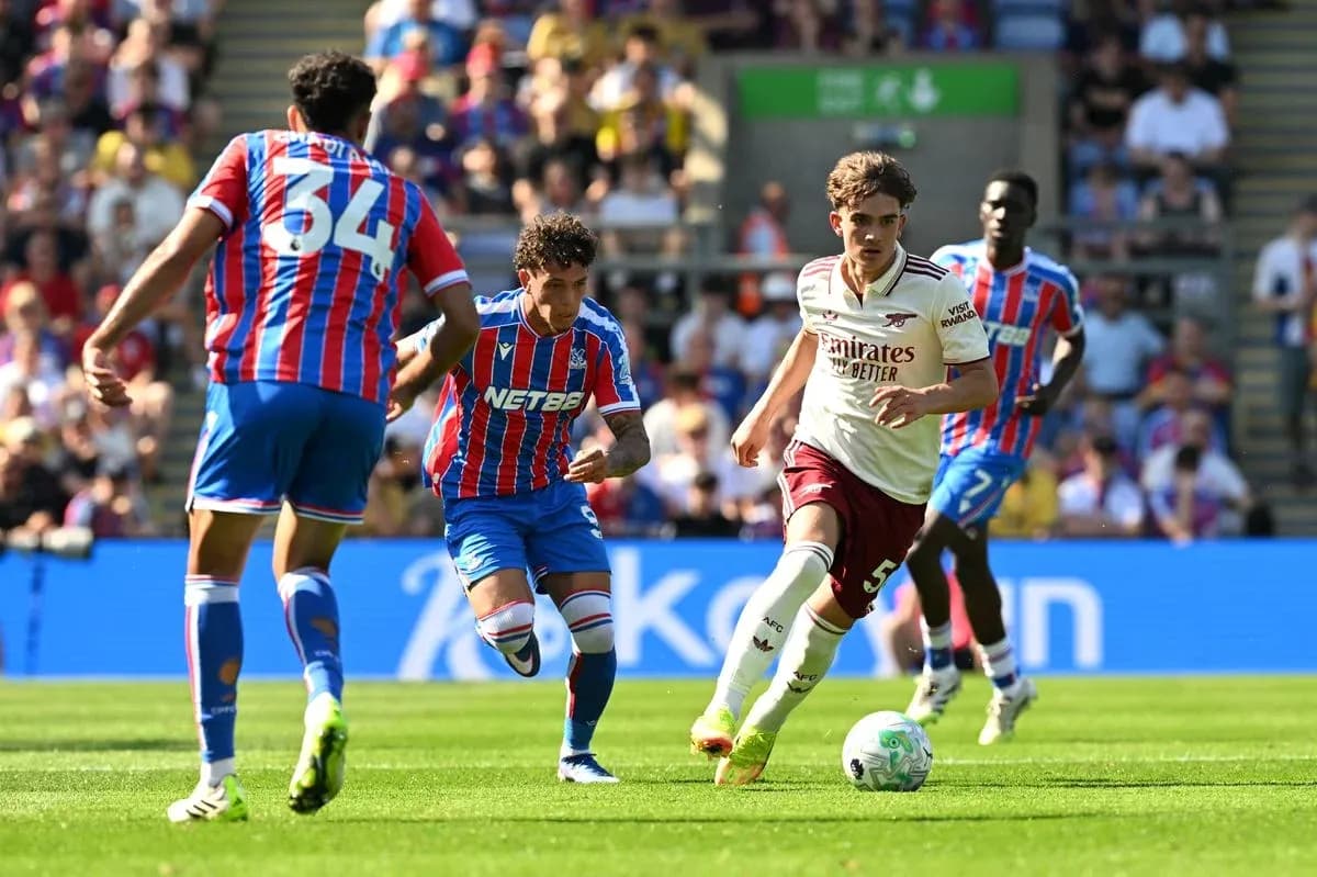 Joueurs de Crystal Palace et Arsenal en action Joueurs de Crystal Palace et Arsenal en action