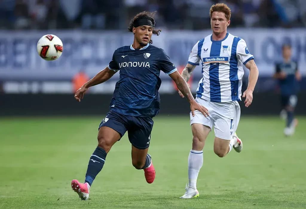 Joueur dribblant avec le ballon lors du match Joueur dribblant avec le ballon lors du match