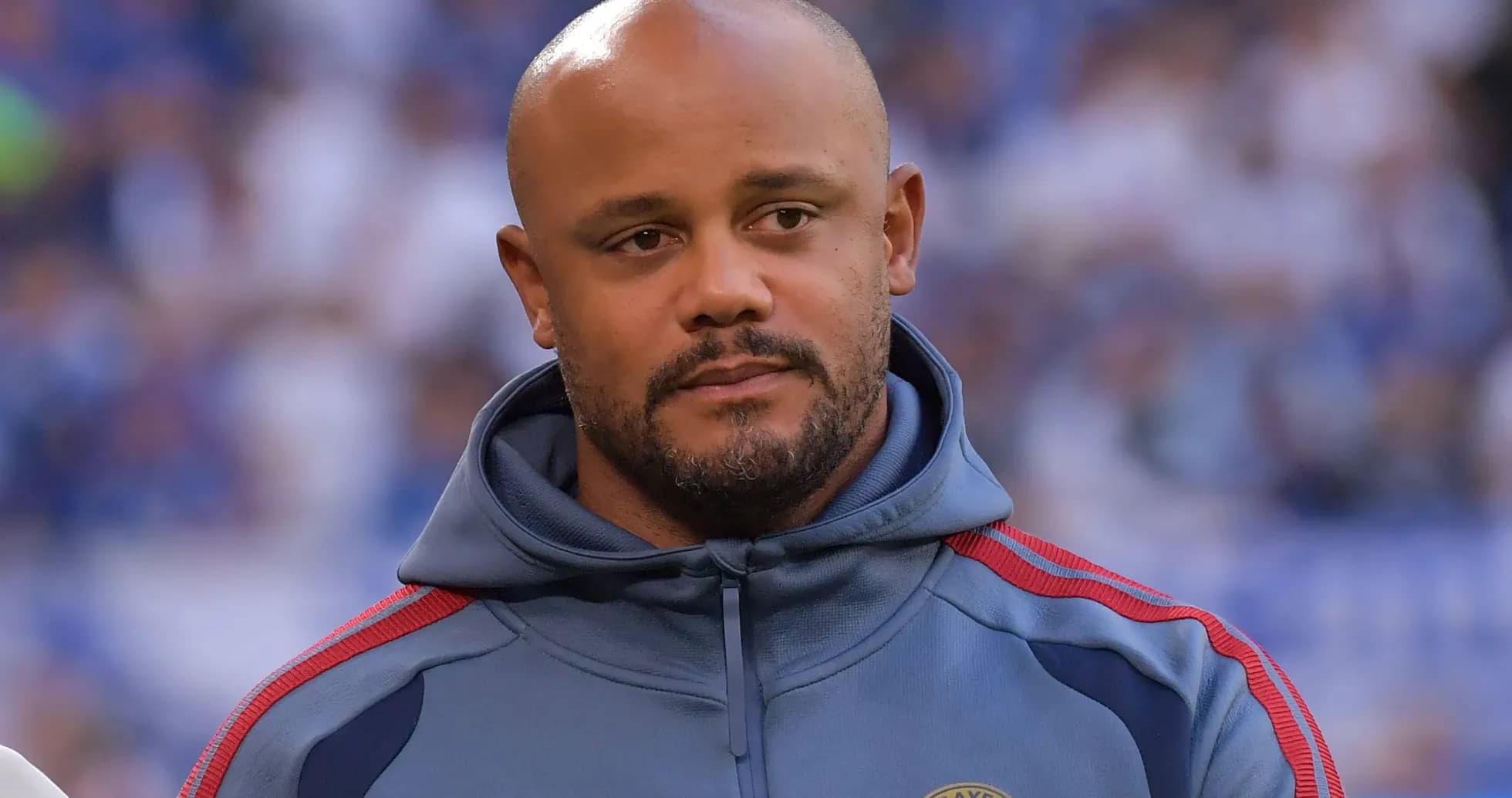 Entraîneur de football avec un sweat à capuche Entraîneur de football avec un sweat à capuche