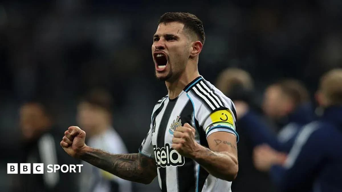 Joueur de Newcastle célébrant une victoire avec enthousiasme Joueur de Newcastle célébrant une victoire avec enthousiasme