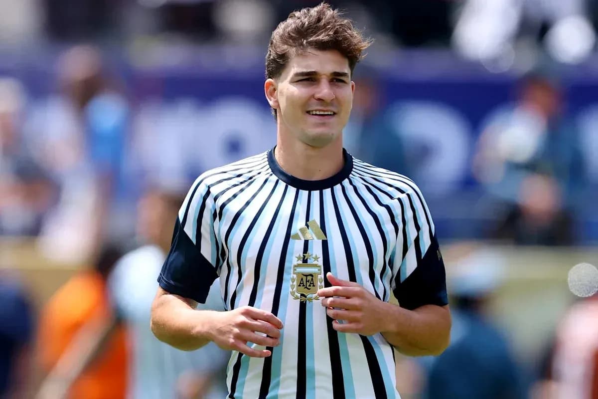 Joueur avec maillot rayé de l'Argentine sur le terrain Joueur avec maillot rayé de l'Argentine sur le terrain