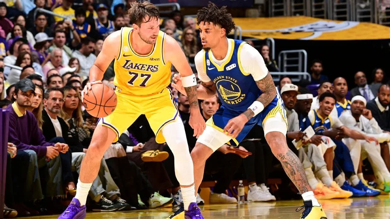 Joueur dribblant le ballon lors d'un match NBA Joueur dribblant le ballon lors d'un match NBA