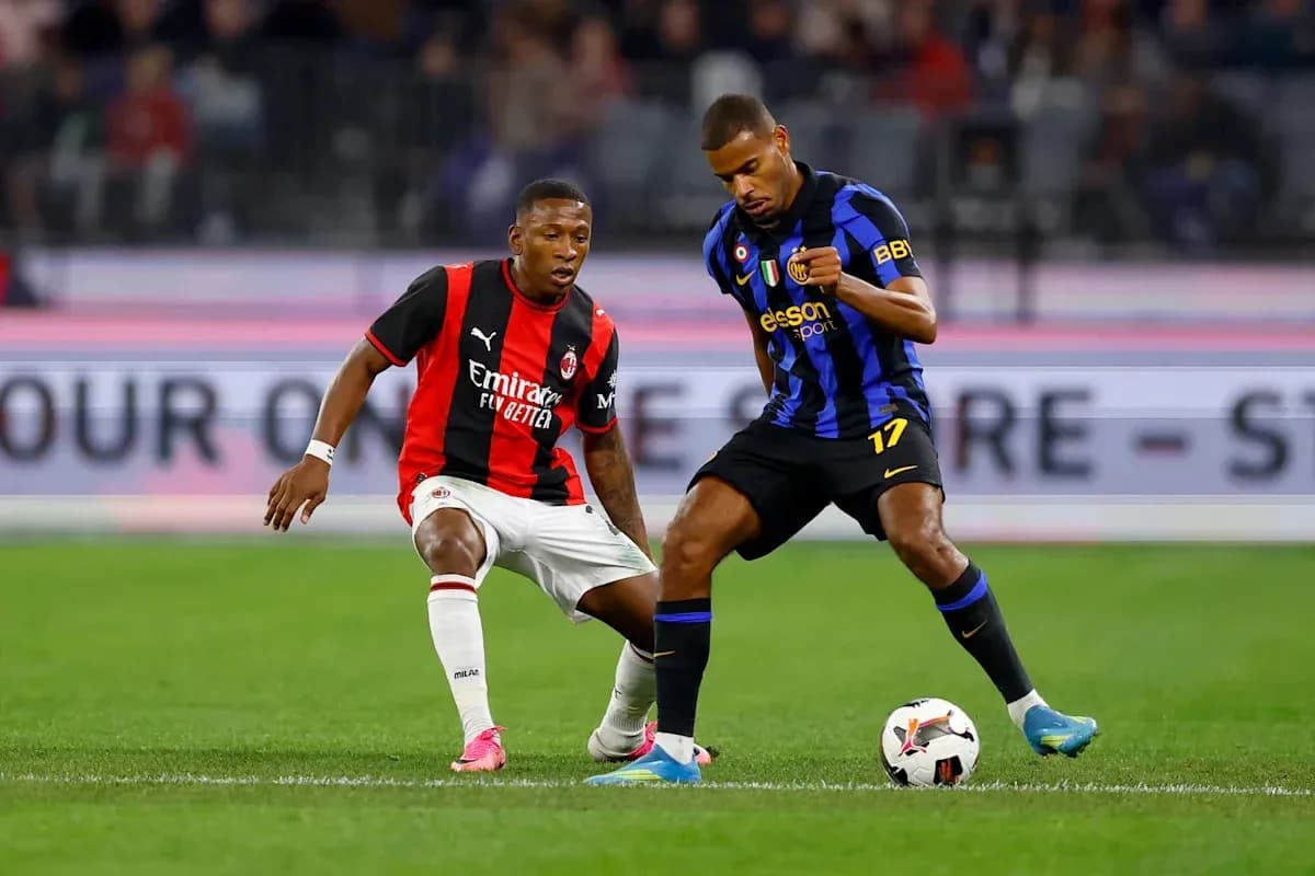 Deux joueurs disputant le ballon lors d'un match Deux joueurs disputant le ballon lors d'un match