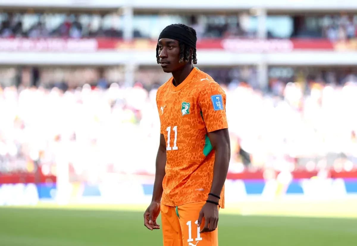 Joueur en tenue orange de la Côte d'Ivoire sur le terrain Joueur en tenue orange de la Côte d'Ivoire sur le terrain