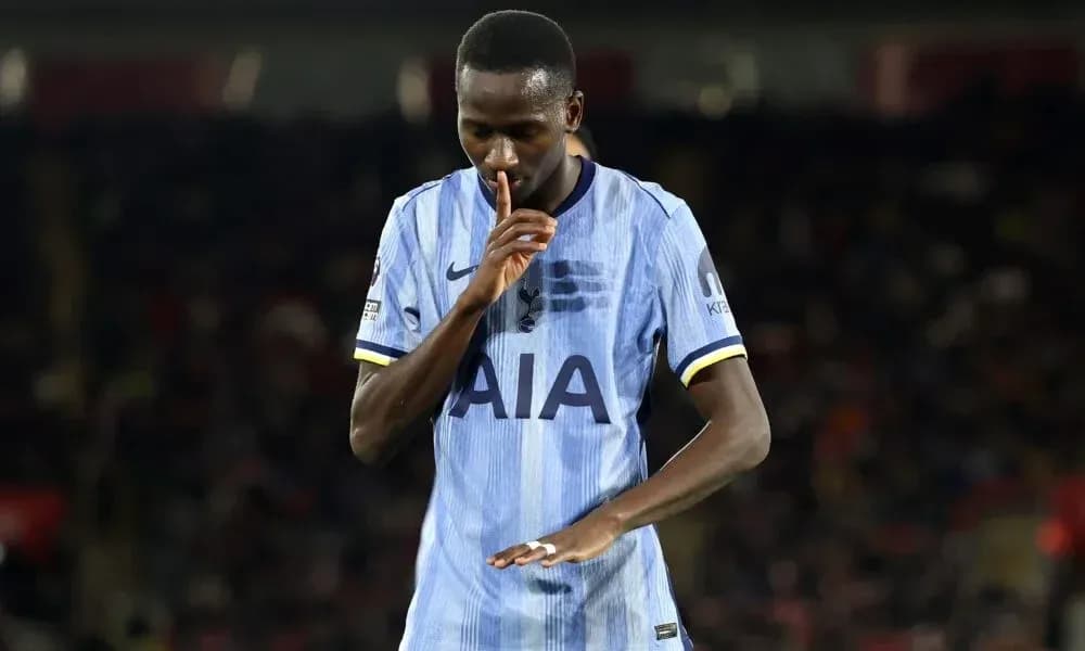 Joueur en maillot de Tottenham faisant un geste de silence Joueur en maillot de Tottenham faisant un geste de silence