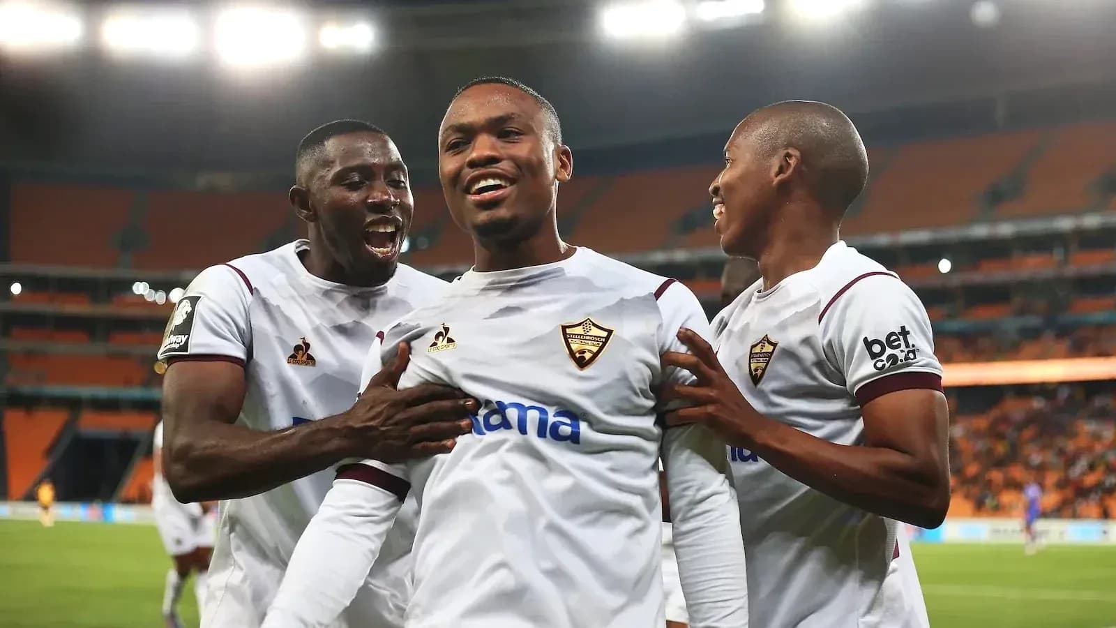 Joueurs célébrant un but sur le terrain Joueurs célébrant un but sur le terrain