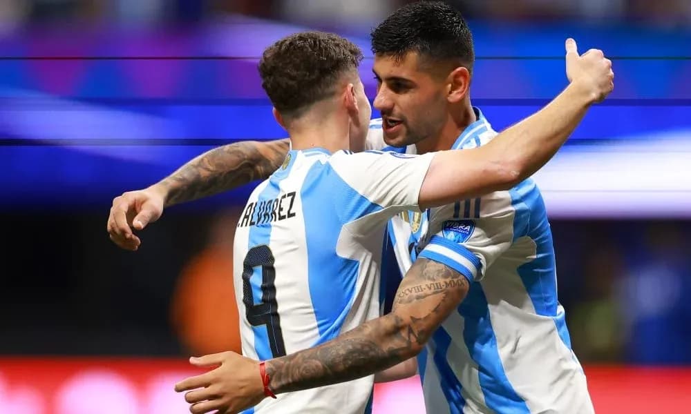Joueurs argentins se félicitant après un but Joueurs argentins se félicitant après un but