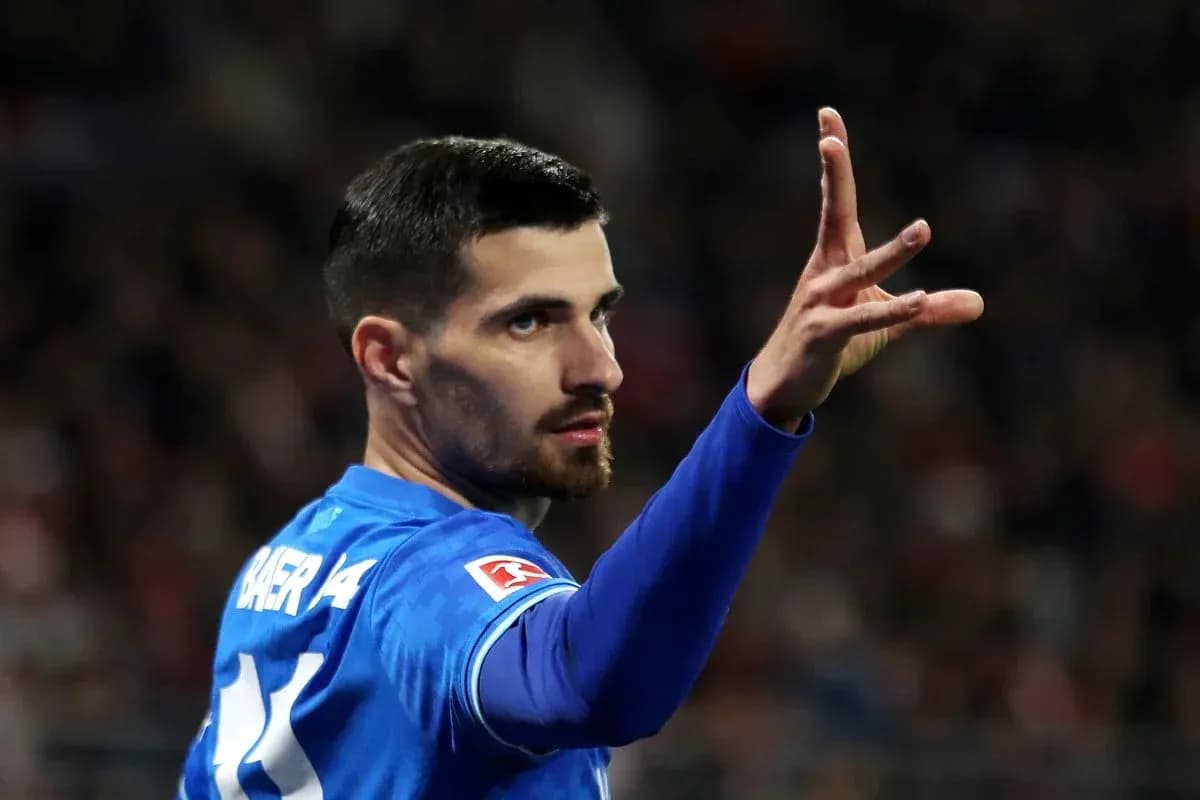 Joueur gesticulant sur le terrain de football Joueur gesticulant sur le terrain de football