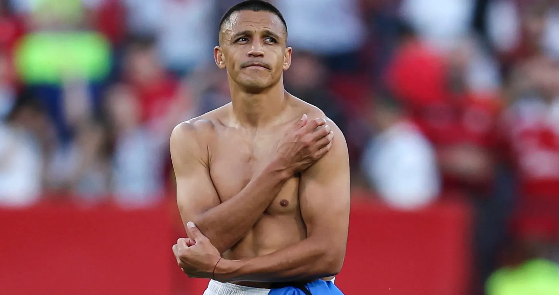 Joueur se tenant le bras sur le terrain Joueur se tenant le bras sur le terrain