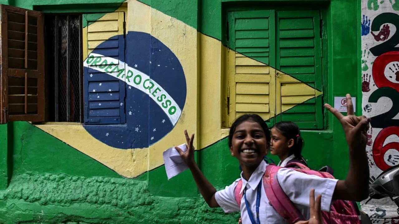 Enfant souriante devant un mur avec drapeau brésilien Enfant souriante devant un mur avec drapeau brésilien